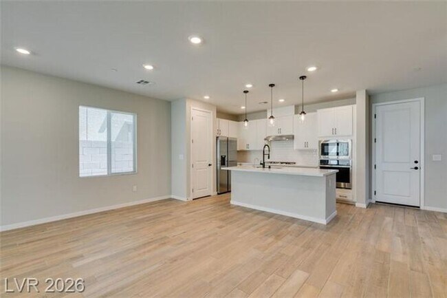 Building Photo - BEAUTIFUL 4 BEDROOM PROPERTY IN GATED COMMUNITY!