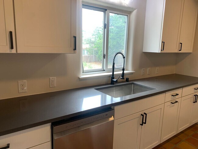 Building Photo - Renovated Santa Fe Home!!