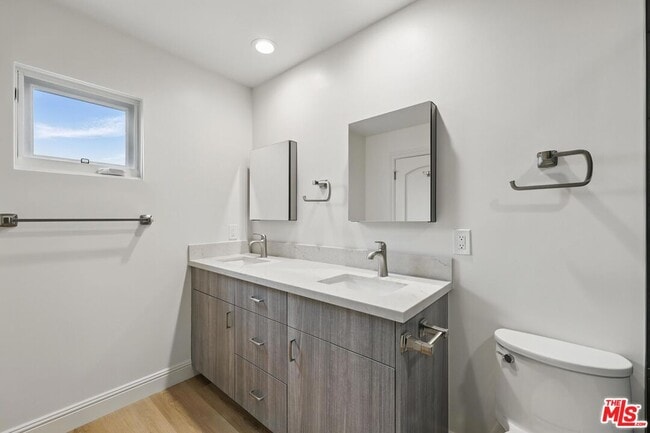 Building Photo - 412 N Maple Dr