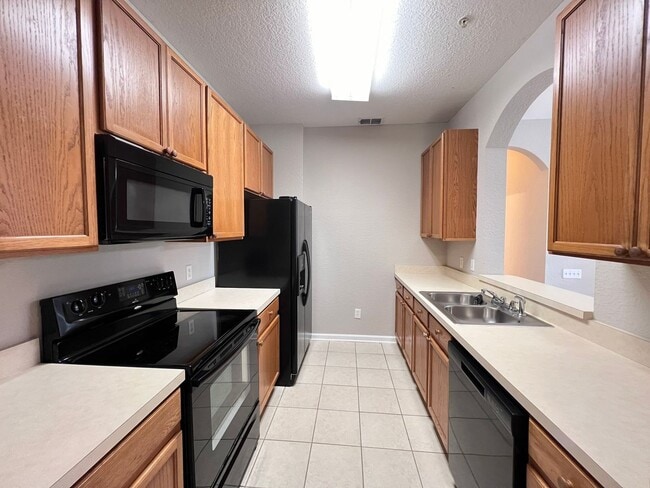 Building Photo - APARTMENT IN THE METROWEST AREA!