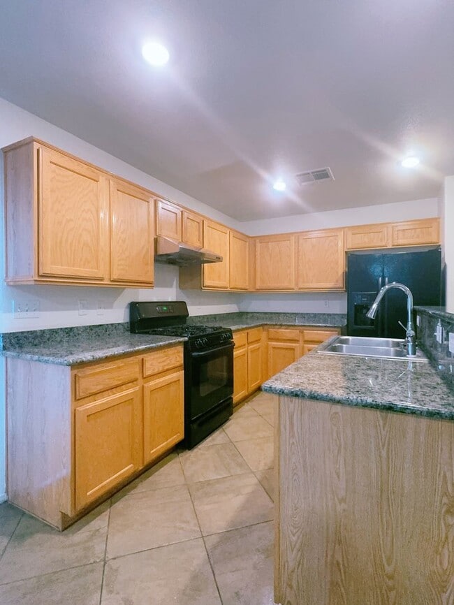 Building Photo - 3 Bed 2.5 Bath Single House near Rainbow 215