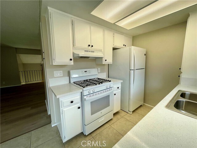 Building Photo - 326 W 9th St