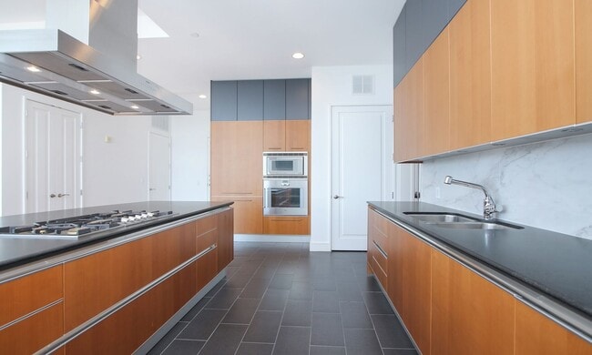 Building Photo - Exquisite Luxury high-rise 2 bedroom, 2bat...