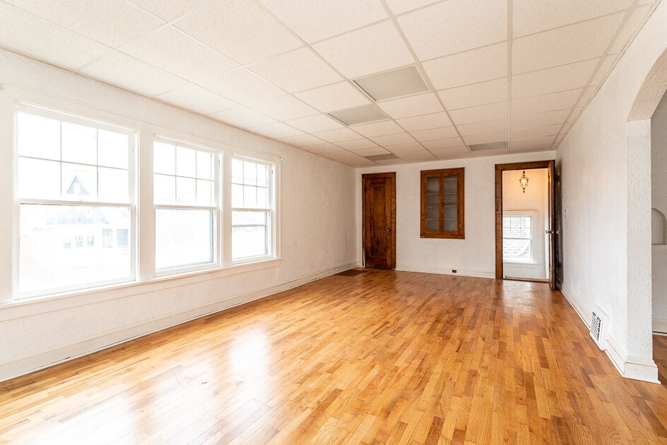 Natural Light - 335 W Cortland Ave