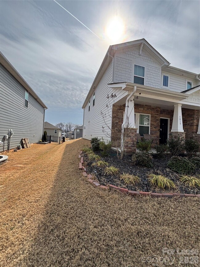 Building Photo - 1019 Clementine Rd