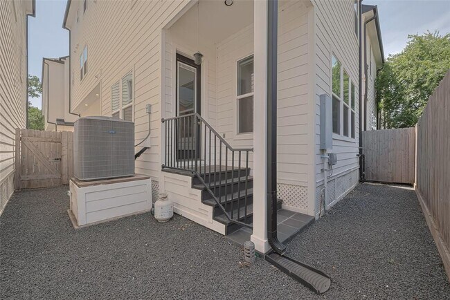 Building Photo - 1237 W 23rd St