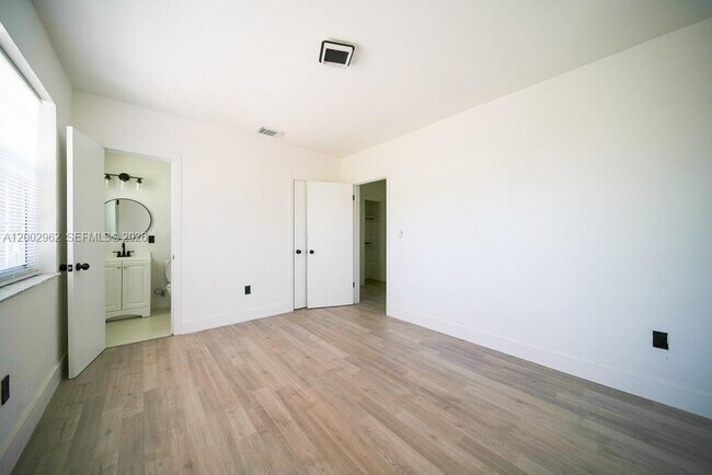 Building Photo - 533 NE 67th St