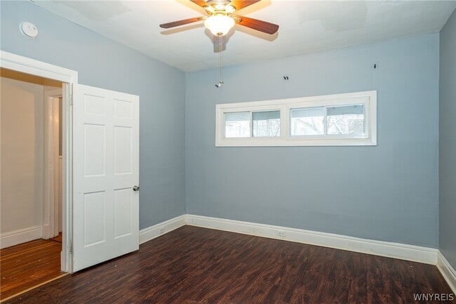 Building Photo - 11 Hoyt St