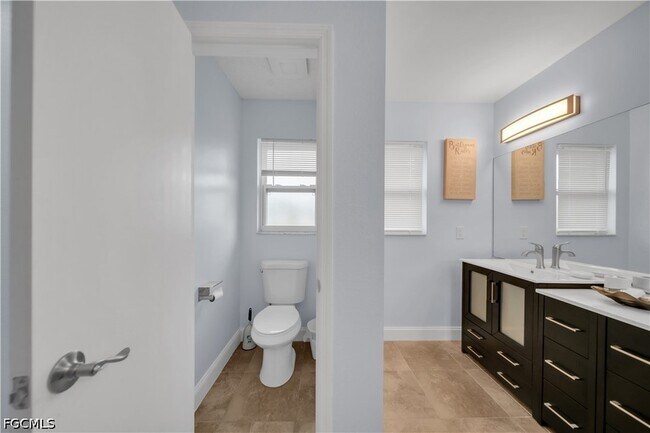 Building Photo - 299 Rotonda Cir