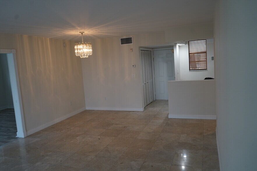 Building Photo - 2999 Point East Dr