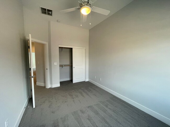 Building Photo - Beautiful Townhome in Providence Gated Com...