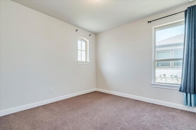 Building Photo - 709 Kingston Pl