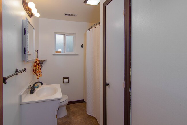 Building Photo - South Hill cute 2 Bed 1 Bath rancher with ...