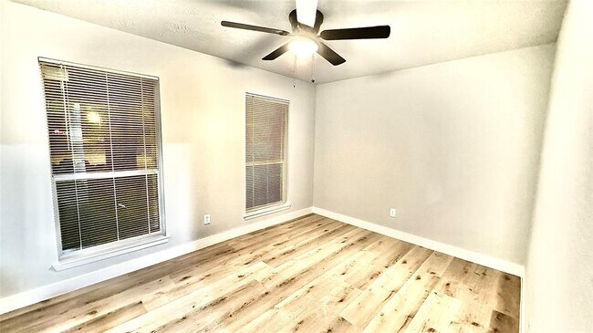 Building Photo - 415 Starborough Dr