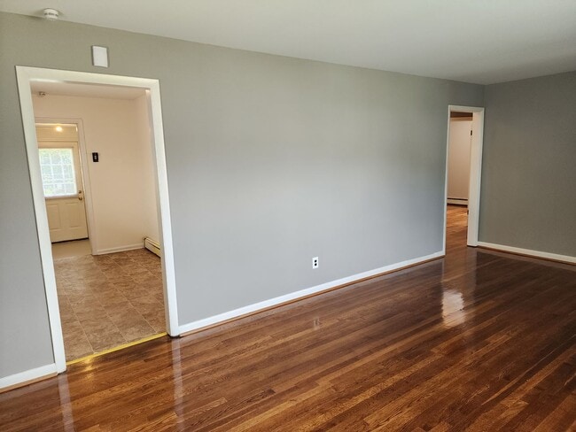 Building Photo - 3 Bedroom 1 Bath Rancher in Henrico!