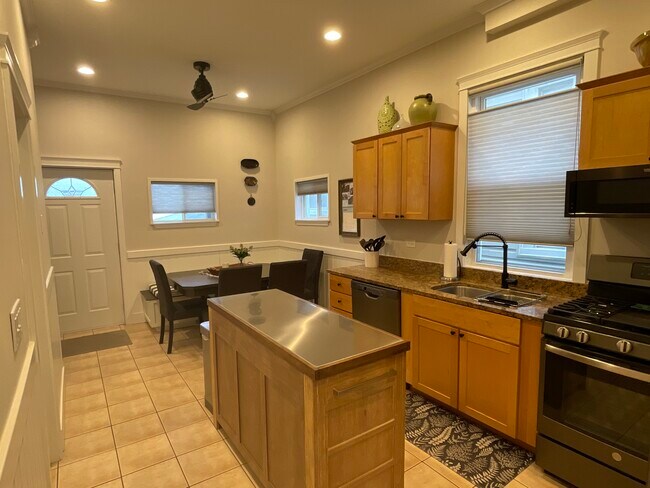 Eat-in Kitchen - 2717 N Artesian Ave