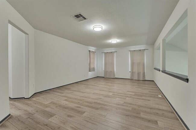 Building Photo - 2211 Treasure Mountain Dr