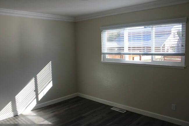 Building Photo - Updated 3 Bedroom, 2 Bathroom Single Family Home in Rural Danville Location