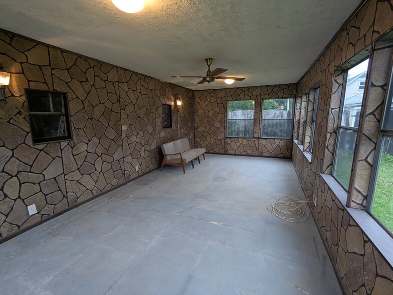 Sunroom - 218 Alaska St