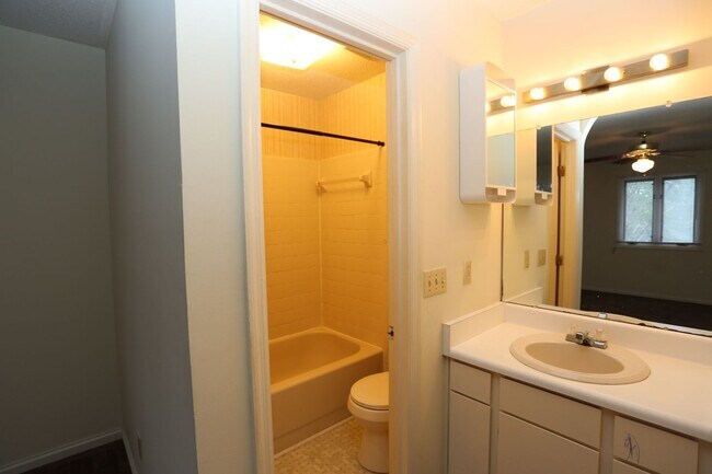 Building Photo - 2 Bedroom near Country Club