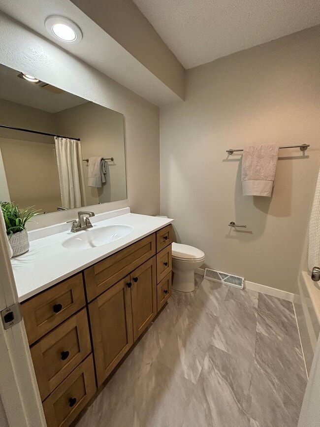 Building Photo - 2 Bedroom duplex in desirable Waterloo neighborhood!!