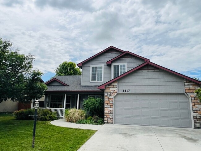 Building Photo - Lovely 4 bedroom (+ 2 living rooms) 2.5 ba...