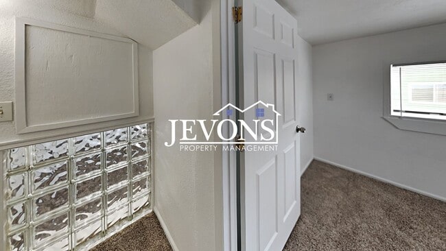 Building Photo - Two-story home in a walkable location, just minutes from Yakima Valley College, featuring long dr...