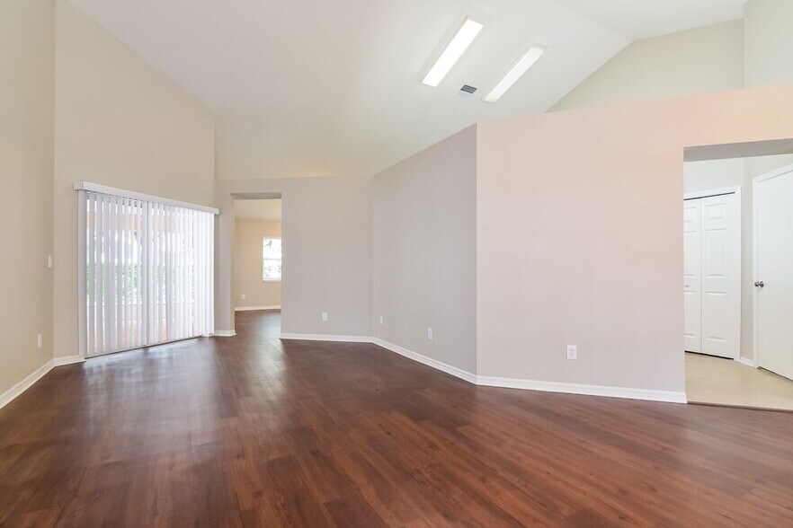 Building Photo - 2212 Kenwick Dr