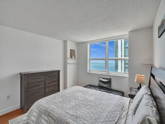 Building Photo - 1155 Brickell Bay Dr