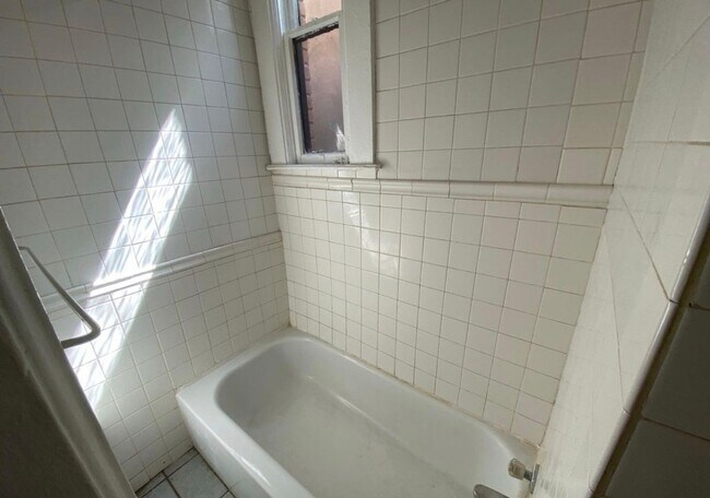 Building Photo - Available immediately. Charming 2 bedroom,...