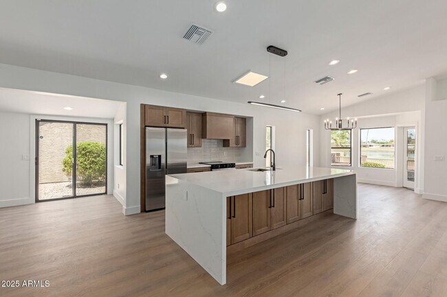 Building Photo - 8883 E Fairway Blvd