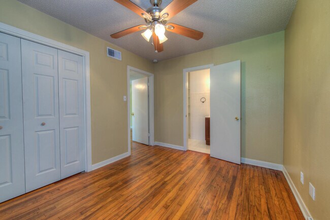 Building Photo - UT PRE-LEASE: 4 bed/2 bath North Campus home for pre-Lease. Features wood floors and many updates