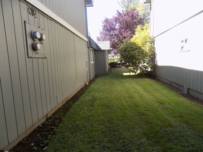 Building Photo - Spacious Three Bedroom, One & half Bathroo...