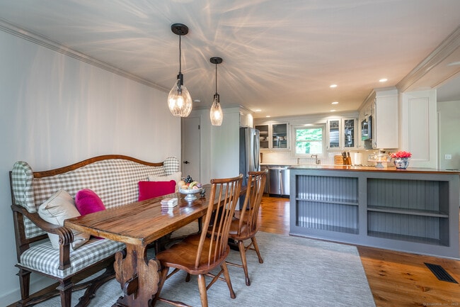 Building Photo - 1 W Woods Rd