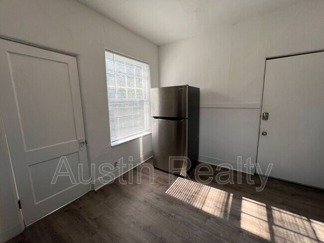 Building Photo - 1364 McCausland Ave