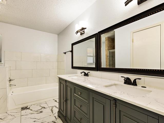 Building Photo - 4621 Riverpark Dr