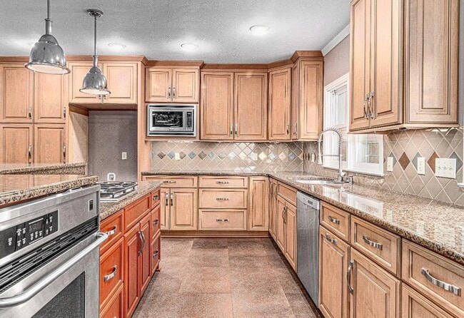 Building Photo - 1205 W Oak Ave