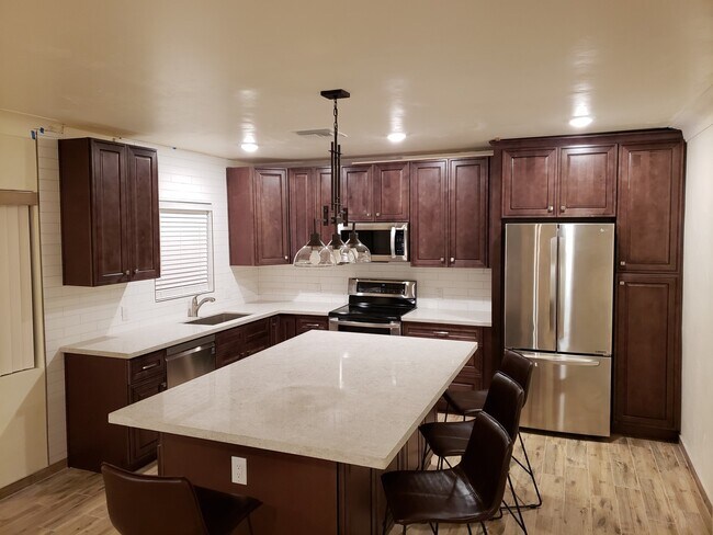 Building Photo - Gorgeous fully remodeled in Central Tucson - Pre Lease August 2026