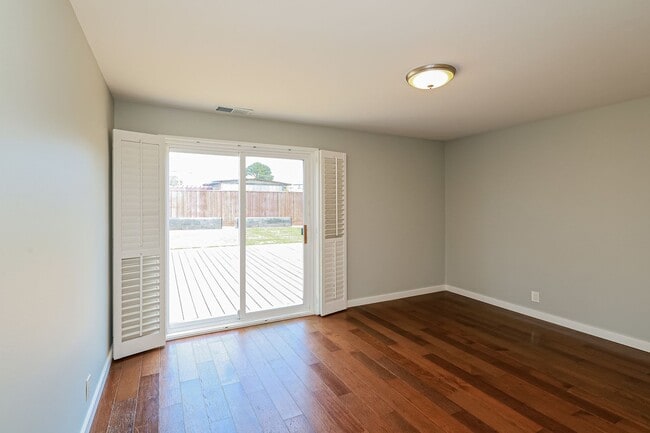 Building Photo - Charming 3BR Home with Spacious Yard in Se...