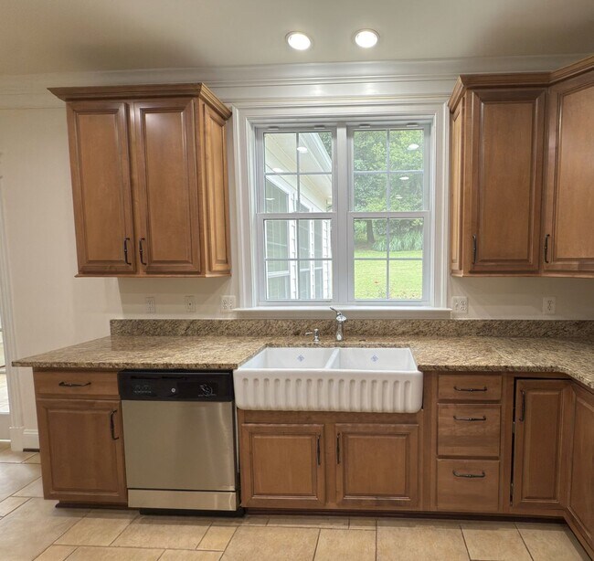 Building Photo - Spacious 4 Bed 5.5 Bath Home in Annandale,...
