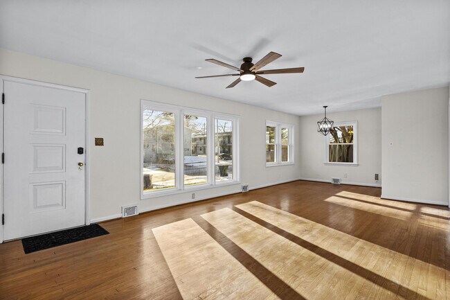 Building Photo - 143 E Lowry Ln