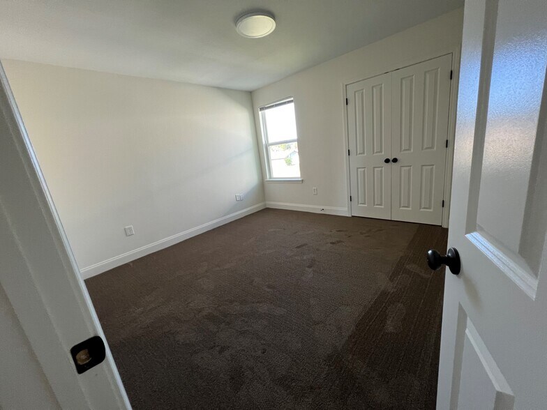 Building Photo - 1204 Cambridge Dr