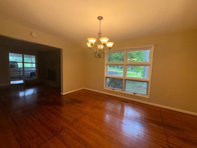 Building Photo - 551 Glade Rd E