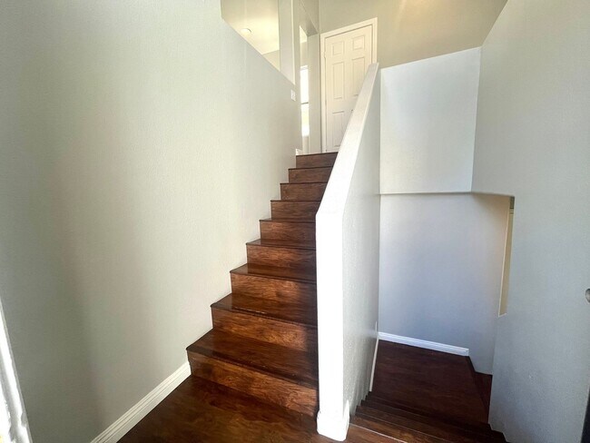 Building Photo - **$800 OFF MOVE IN BY 11/14/25**Spacious T...