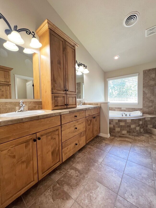 Building Photo - 5 Bed 3 Bath Bridge Tower Beauty