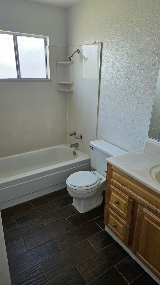 Building Photo - Spacious 3 bedroom with large backyard