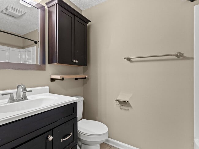 Building Photo - Large lot and close to town.