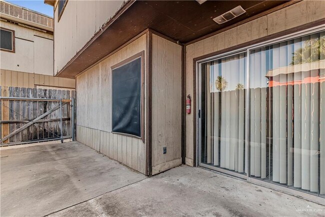 Building Photo - 21 E Samano St