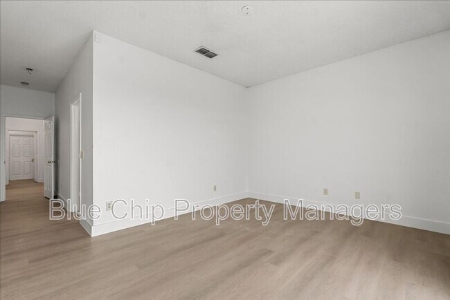 Building Photo - 1923 Bridgeview Cir