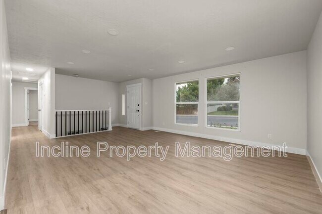 Building Photo - 450 Scenic Dr